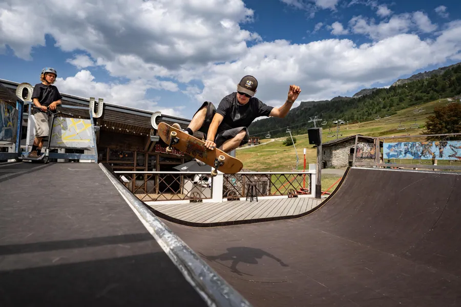 Un skateur dans la rampe devant les montagnes
