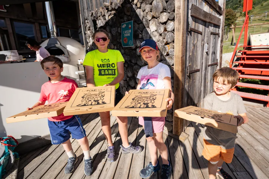 Une pause pizza après les activités à La Folie Douce