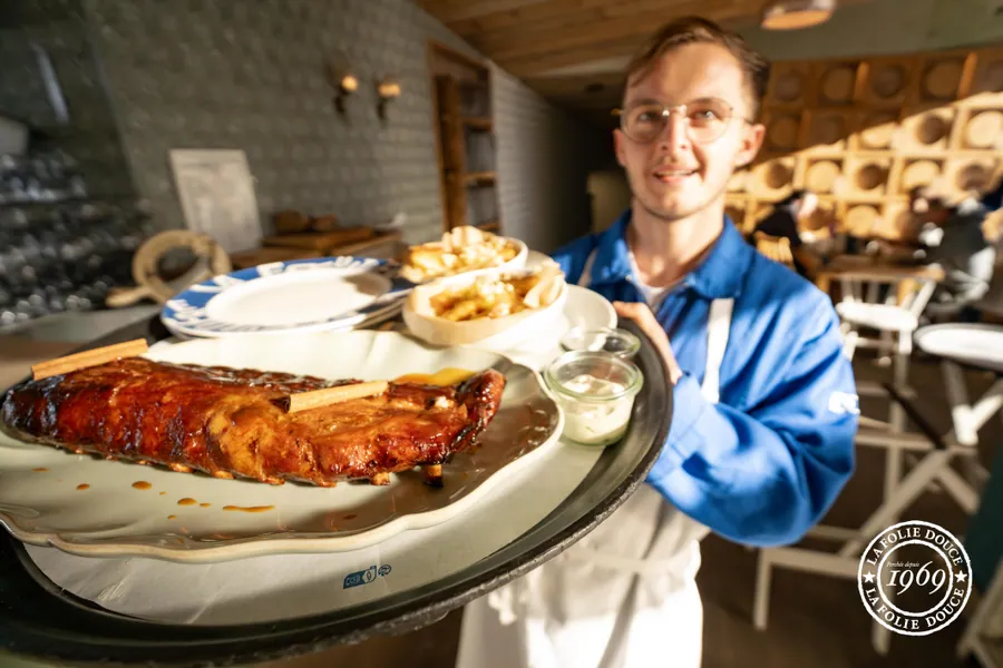 Service d’un plat au restaurant La Fruitière