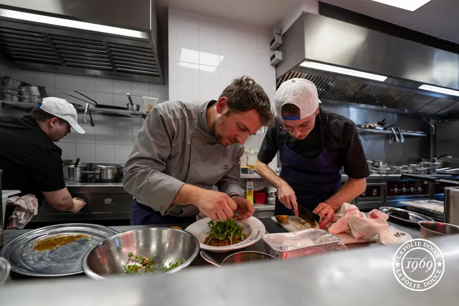 Préparation des assiettes en cuisine