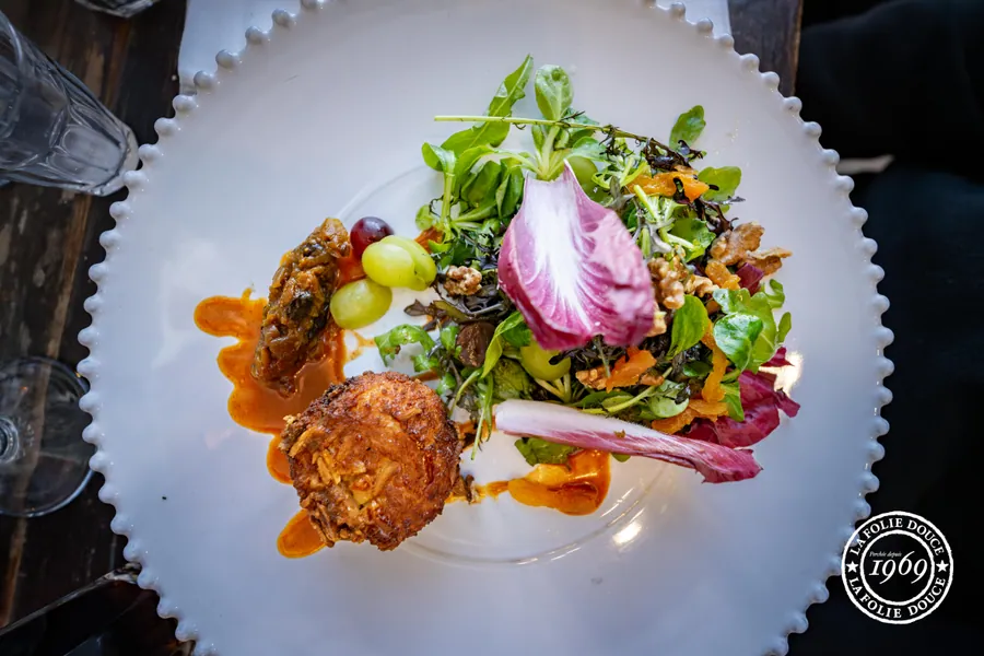 Assiette dressée au restaurant La Fruitière