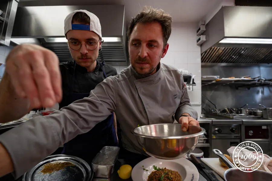 Le chef termine le dressage en cuisine