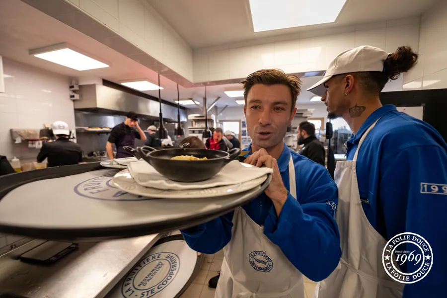 L’équipe de service au passe en cuisine
