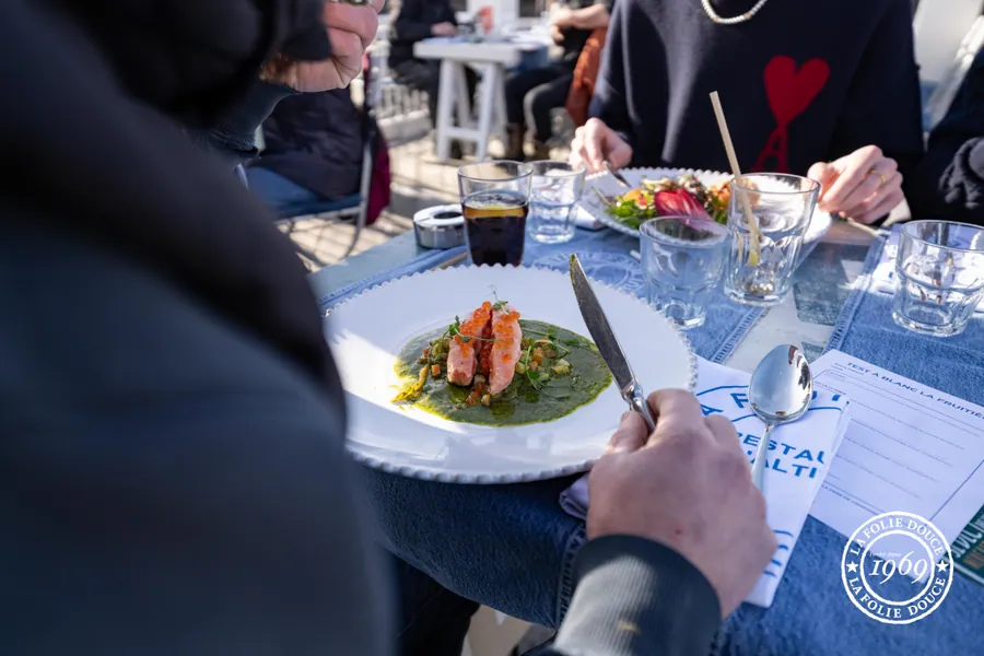 Une assiette arrive à table au soleil