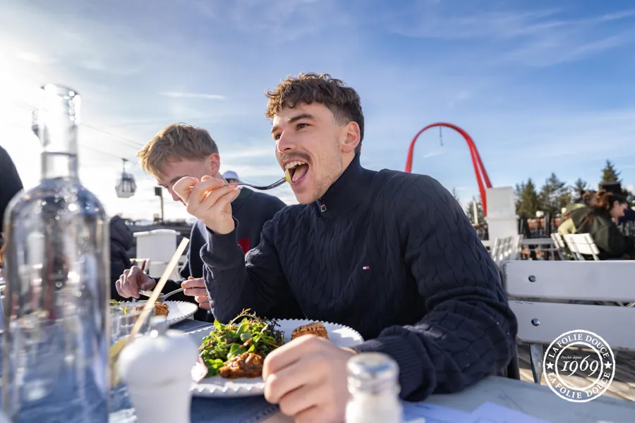 Les convives découvrent les plats