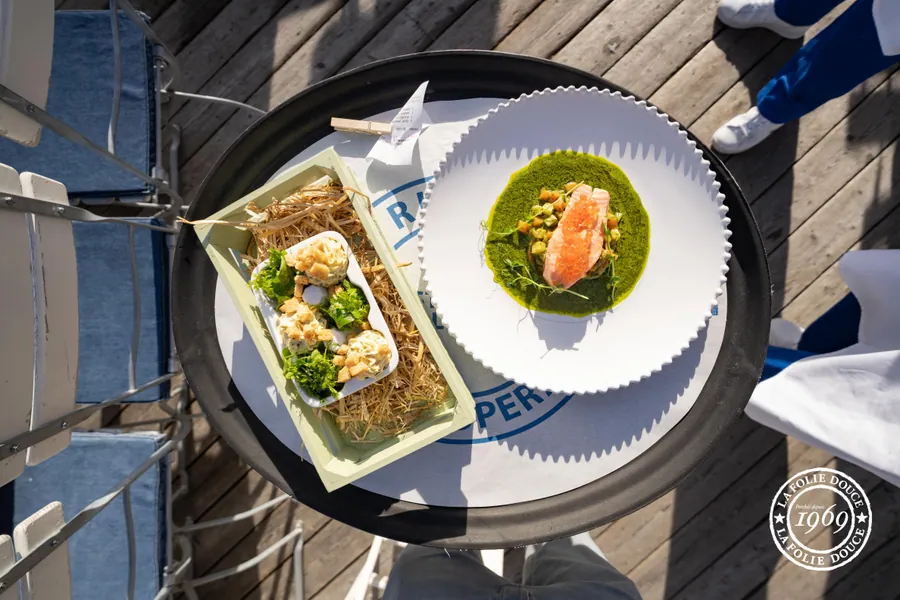 Les assiettes et le plateau vus du dessus