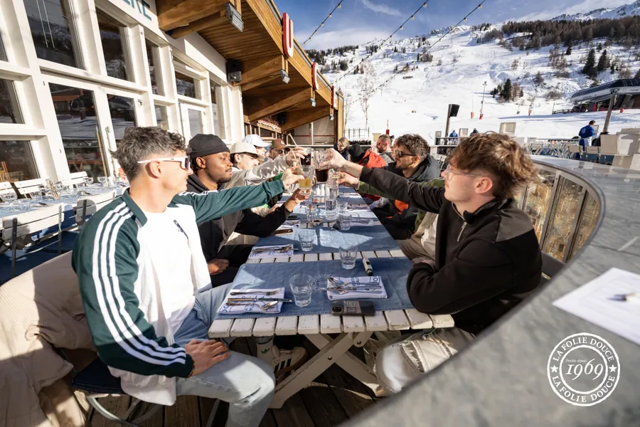 Une longue tablée sur la terrasse enneigée