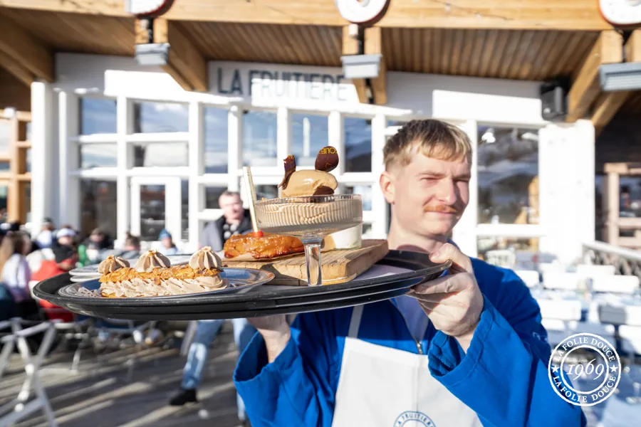 Le plateau de desserts arrive en terrasse