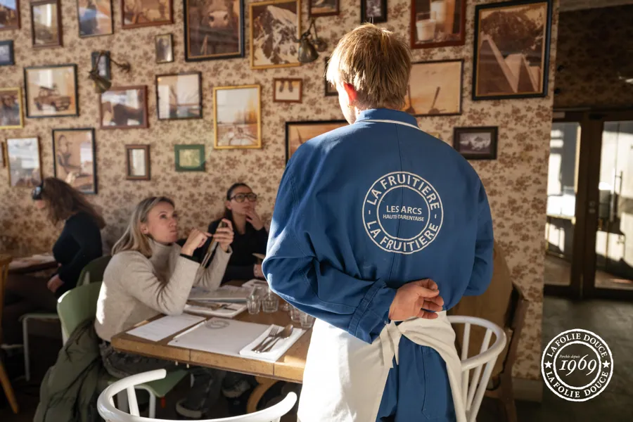 Le service dans la salle aux murs couverts de cadres