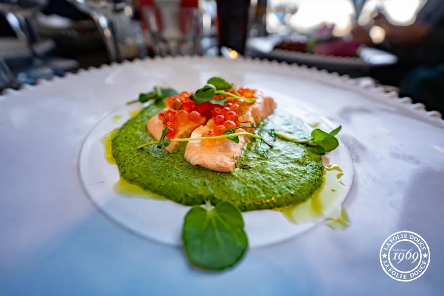 Un plat dressé sur sa sauce verte