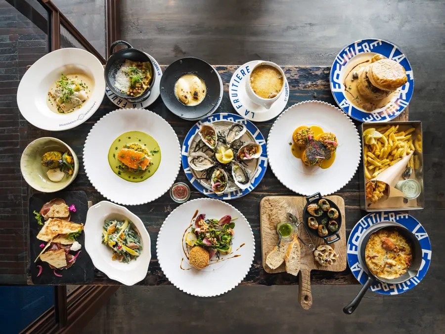 Une table réunissant les plats de la carte à La Fruitière, La Folie Douce Les Arcs