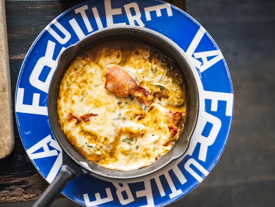 Un plat gratiné photographié du dessus à La Fruitière, La Folie Douce Les Arcs