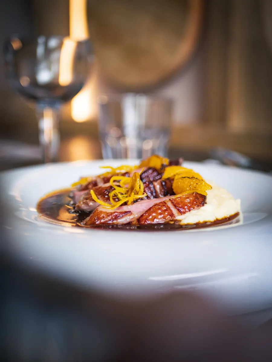 Une assiette de viande et sa garniture à La Fruitière, La Folie Douce Les Arcs