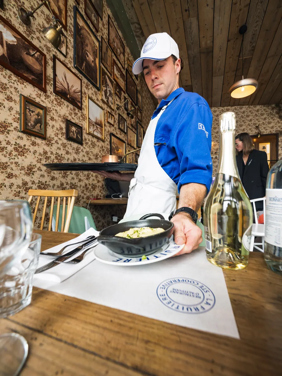 Une personne de l’équipe en salle à La Fruitière, La Folie Douce Les Arcs