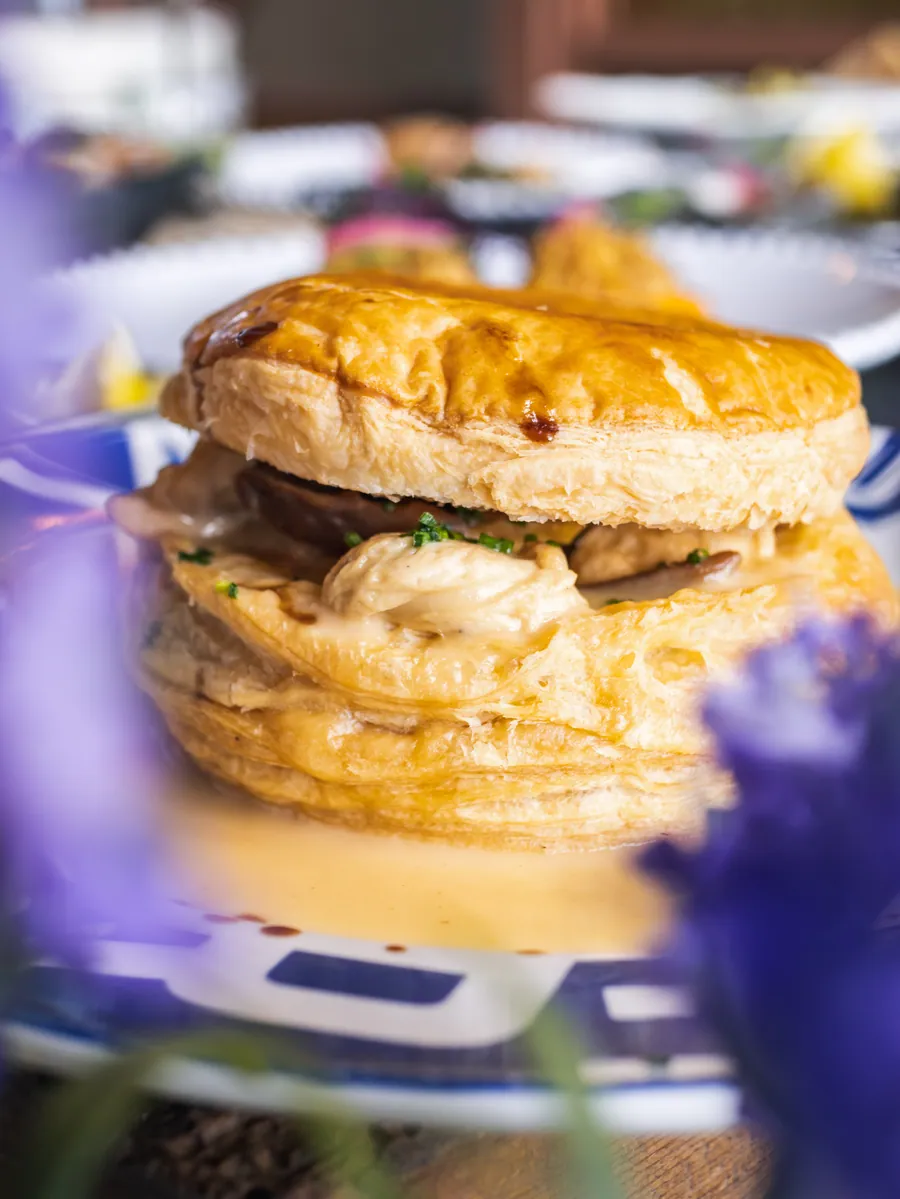 Un burger servi dans une assiette La Fruitière à La Fruitière, La Folie Douce Les Arcs