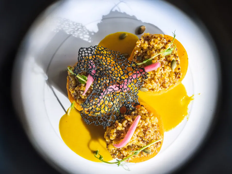 Une assiette dressée avec une sauce colorée à La Fruitière, La Folie Douce Les Arcs