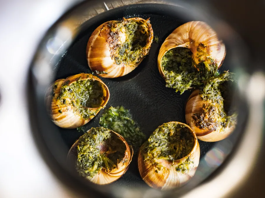 Des escargots dans leur plat de service à La Fruitière, La Folie Douce Les Arcs