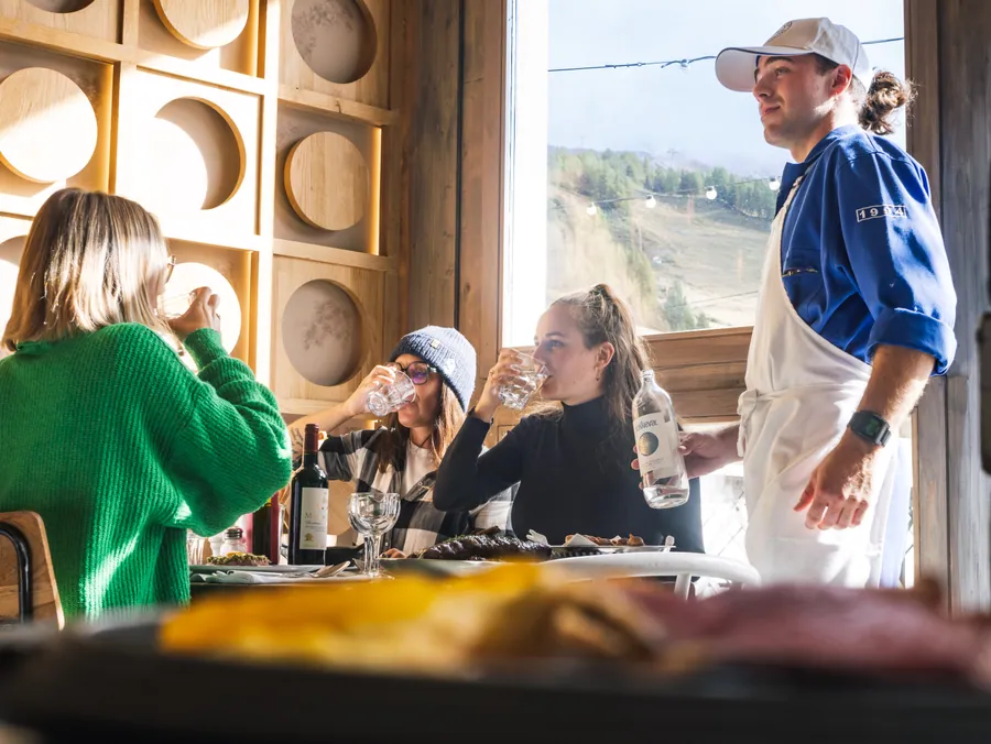 Le service en salle auprès des clients à La Fruitière, La Folie Douce Les Arcs