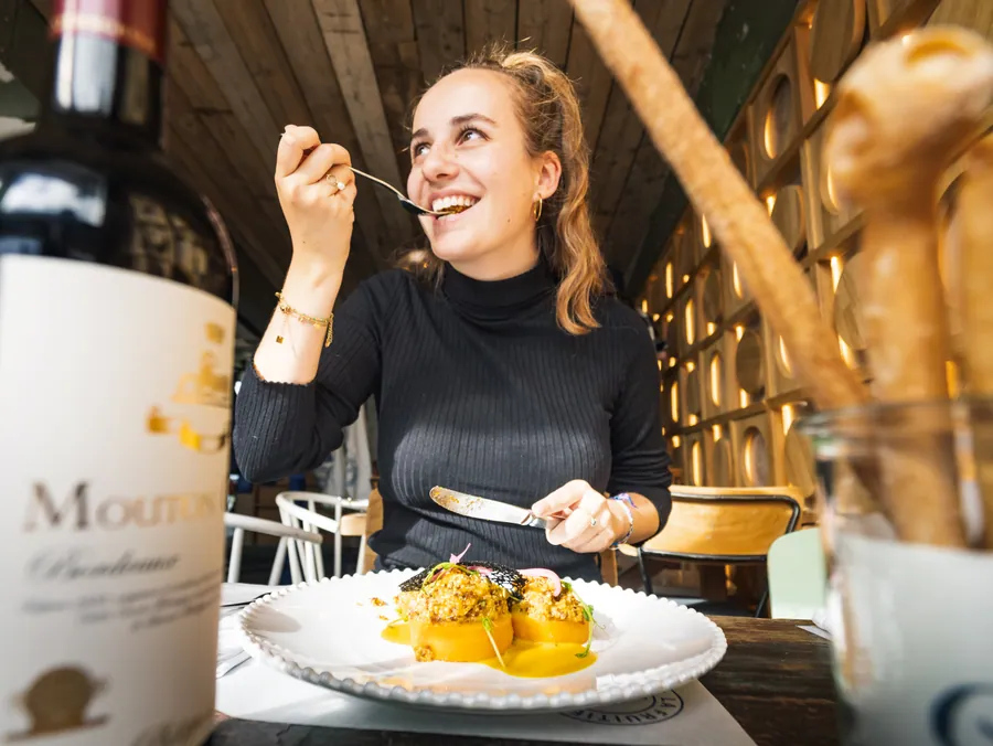 Une cliente découvre son assiette à La Fruitière, La Folie Douce Les Arcs
