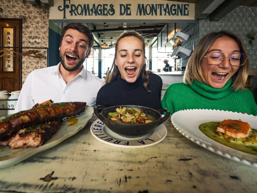 Trois convives à table à La Fruitière, La Folie Douce Les Arcs