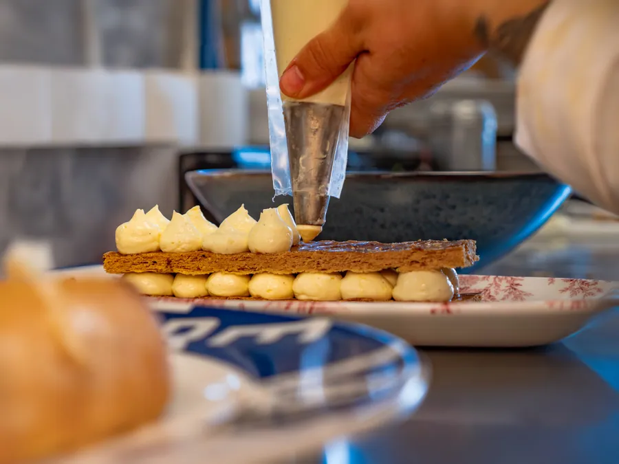 Dressage d’un dessert en cuisine à La Fruitière, La Folie Douce Les Arcs