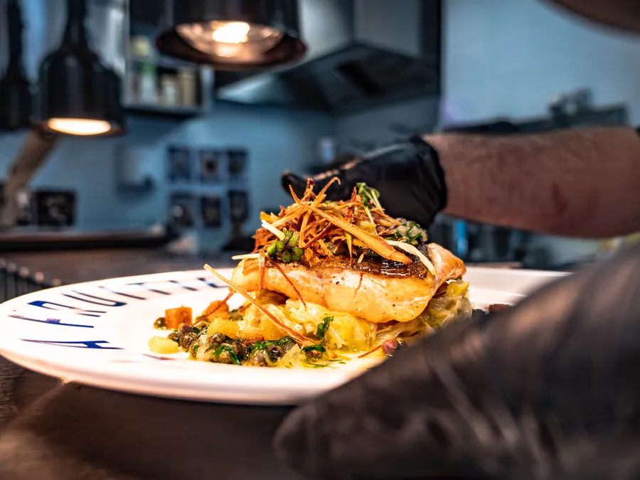 Un plat prêt à être servi à La Fruitière, La Folie Douce Les Arcs