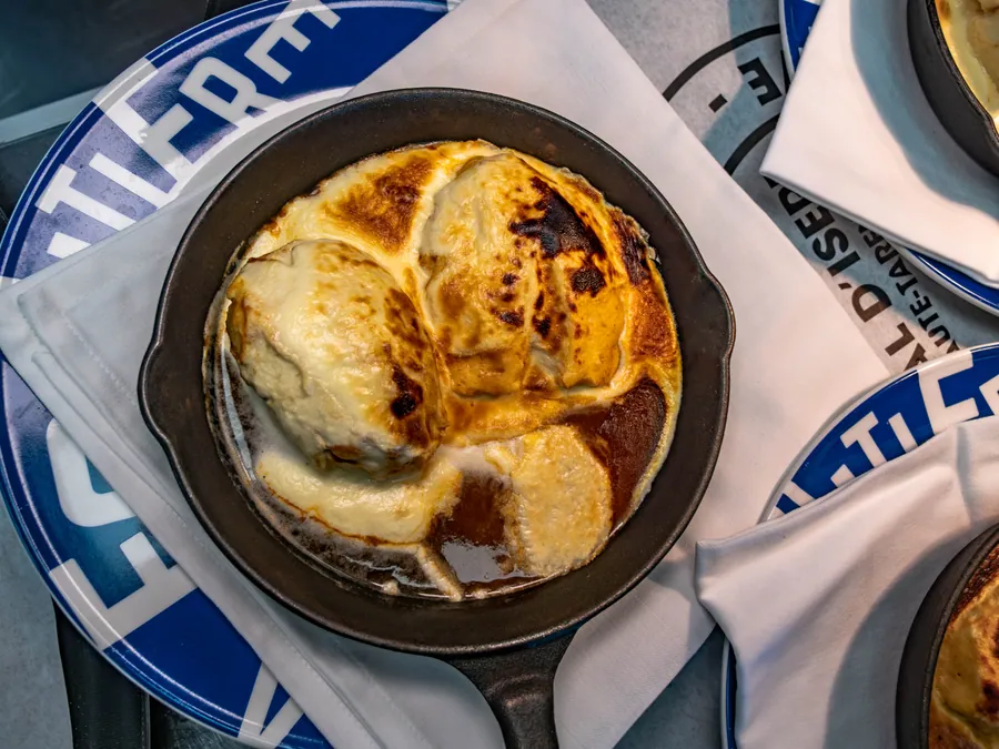 Un gratin présenté dans une assiette à La Fruitière, La Folie Douce Les Arcs