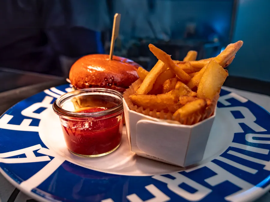 Un burger et des frites à La Fruitière, La Folie Douce Les Arcs