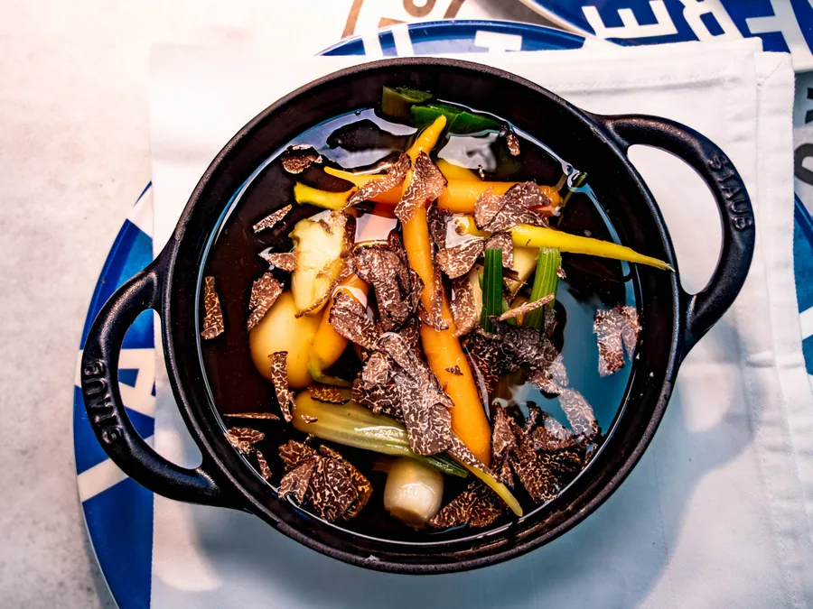 Une assiette de viande et de légumes à La Fruitière, La Folie Douce Les Arcs