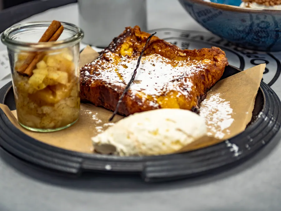 Un dessert chaud et son accompagnement à La Fruitière, La Folie Douce Les Arcs