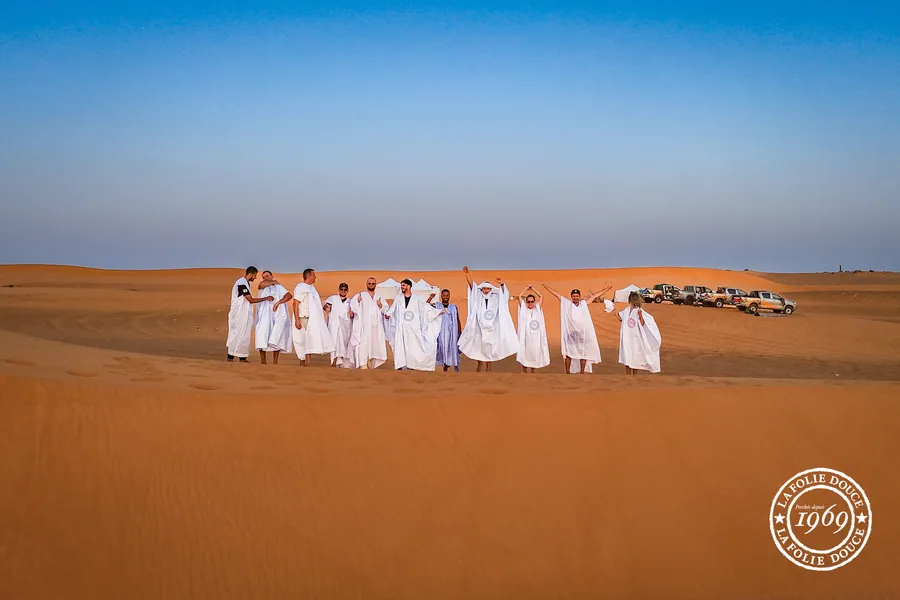 Le groupe réuni au milieu des dunes de Mauritanie