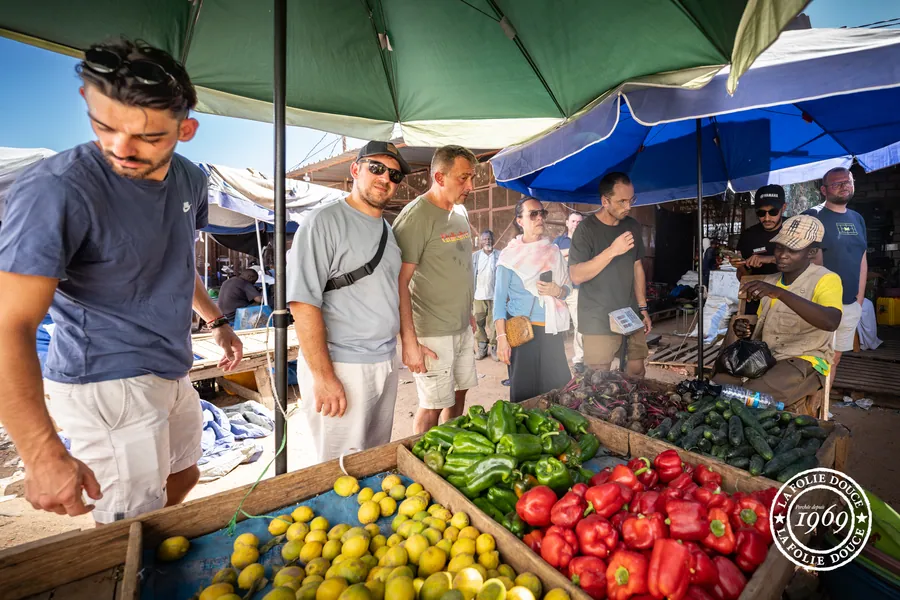 Une rencontre autour des produits sur un marché