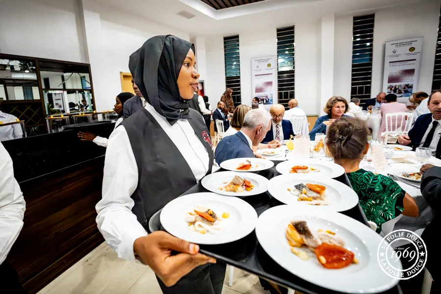Le service des assiettes dans la salle