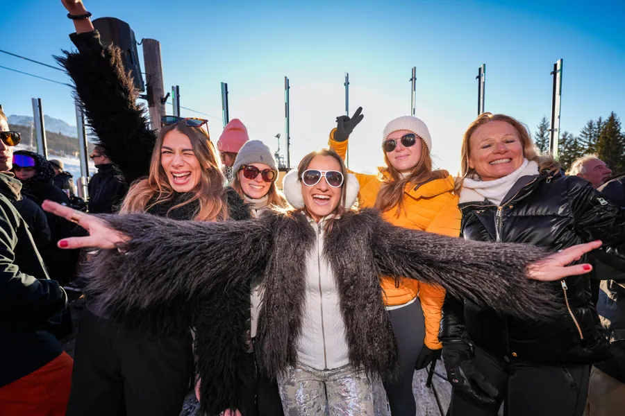 Un groupe sur la terrasse de La Folie Douce