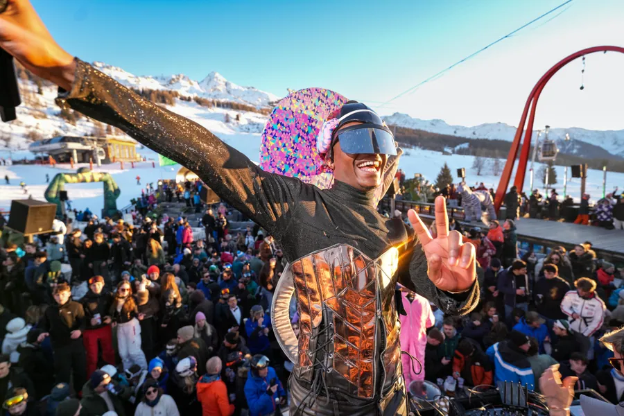 Performance sur la terrasse de La Folie Douce Les Arcs