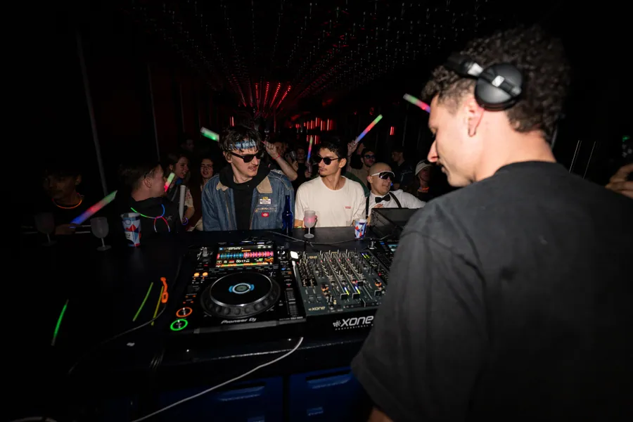 Le DJ pendant la soirée du Nouvel An