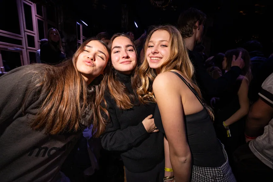 Portrait de trois participantes à la soirée