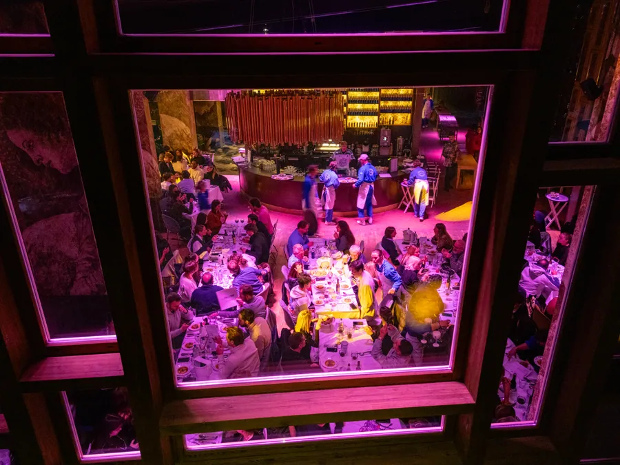 La fête du Nouvel An vue à travers les fenêtres