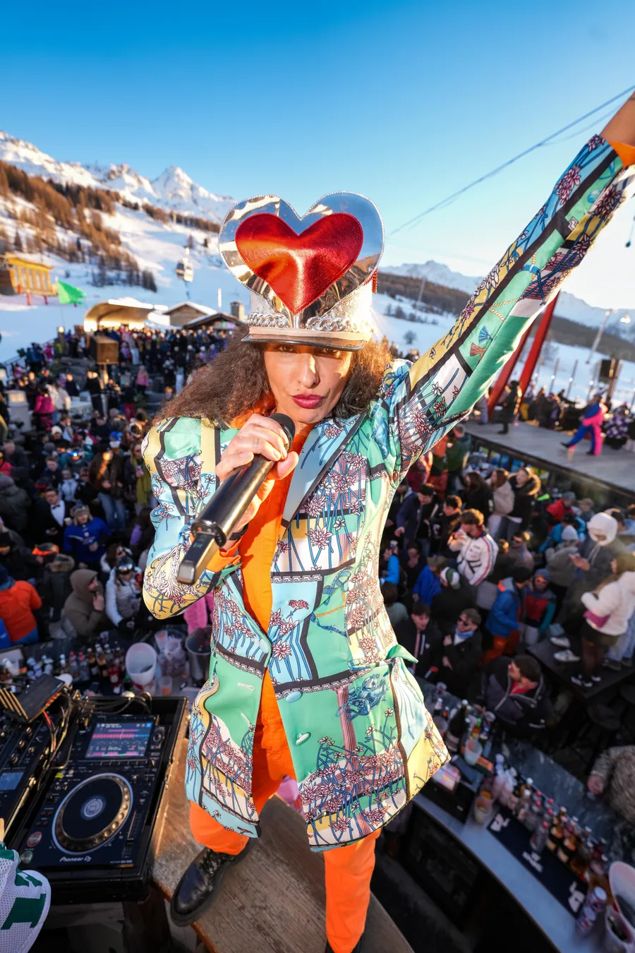 Une artiste en costume au-dessus du public