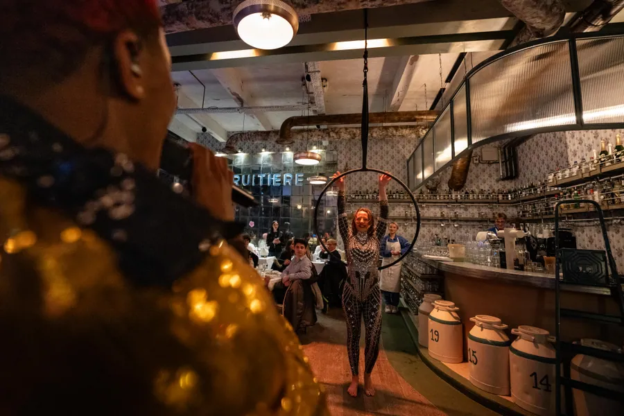 La salle et le bar pendant la soirée du Nouvel An