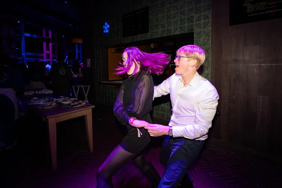 Un duo de danseurs pendant le réveillon