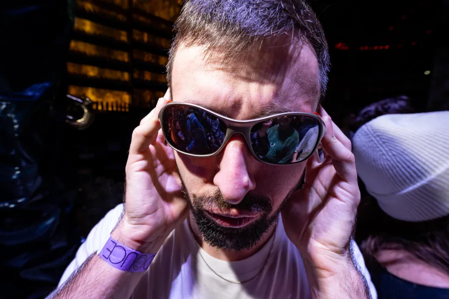 Portrait dans les lumières du club au Nouvel An