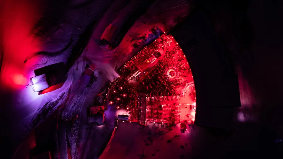 La terrasse illuminée en rouge pour le Nouvel An, vue du ciel