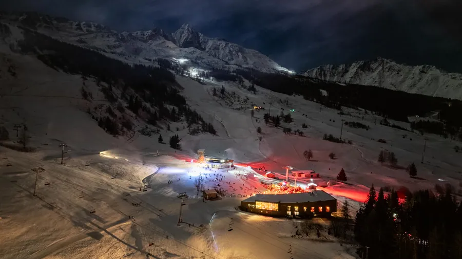 La Folie Douce dans les pistes enneigées à la tombée de la nuit