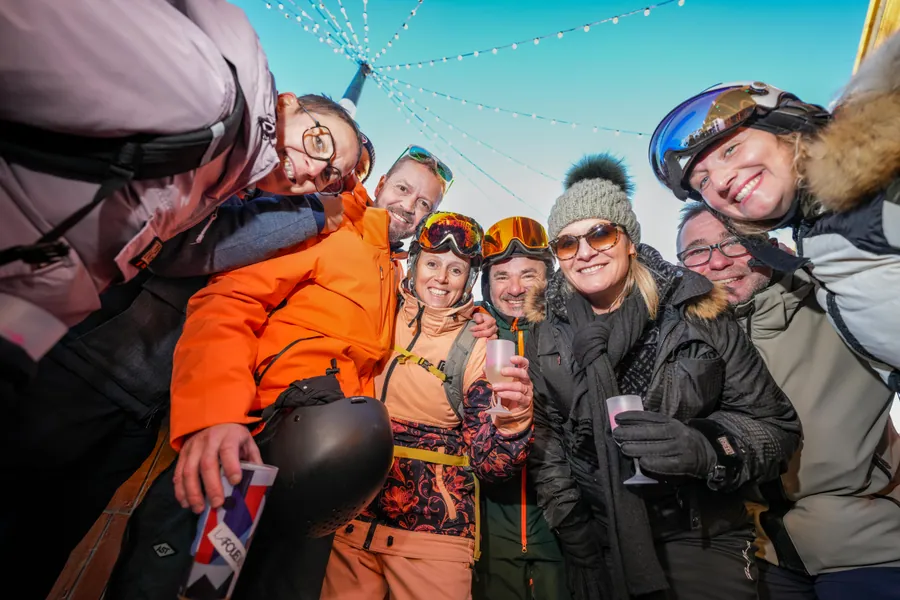 Des participants au Nouvel An réunis sur la terrasse en journée
