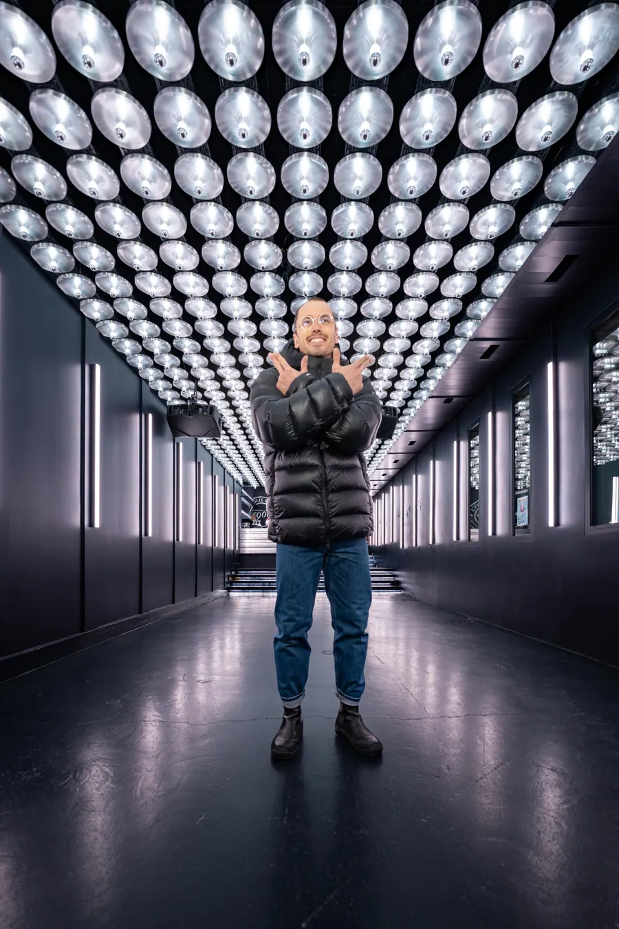 Un portrait sous le plafond lumineux à l’entrée du club