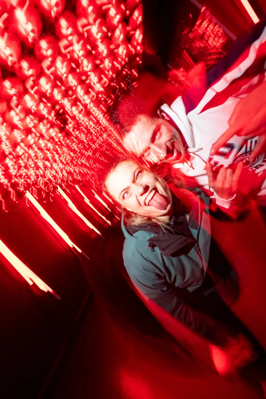 Un portrait au grand angle dans les lumières rouges du club