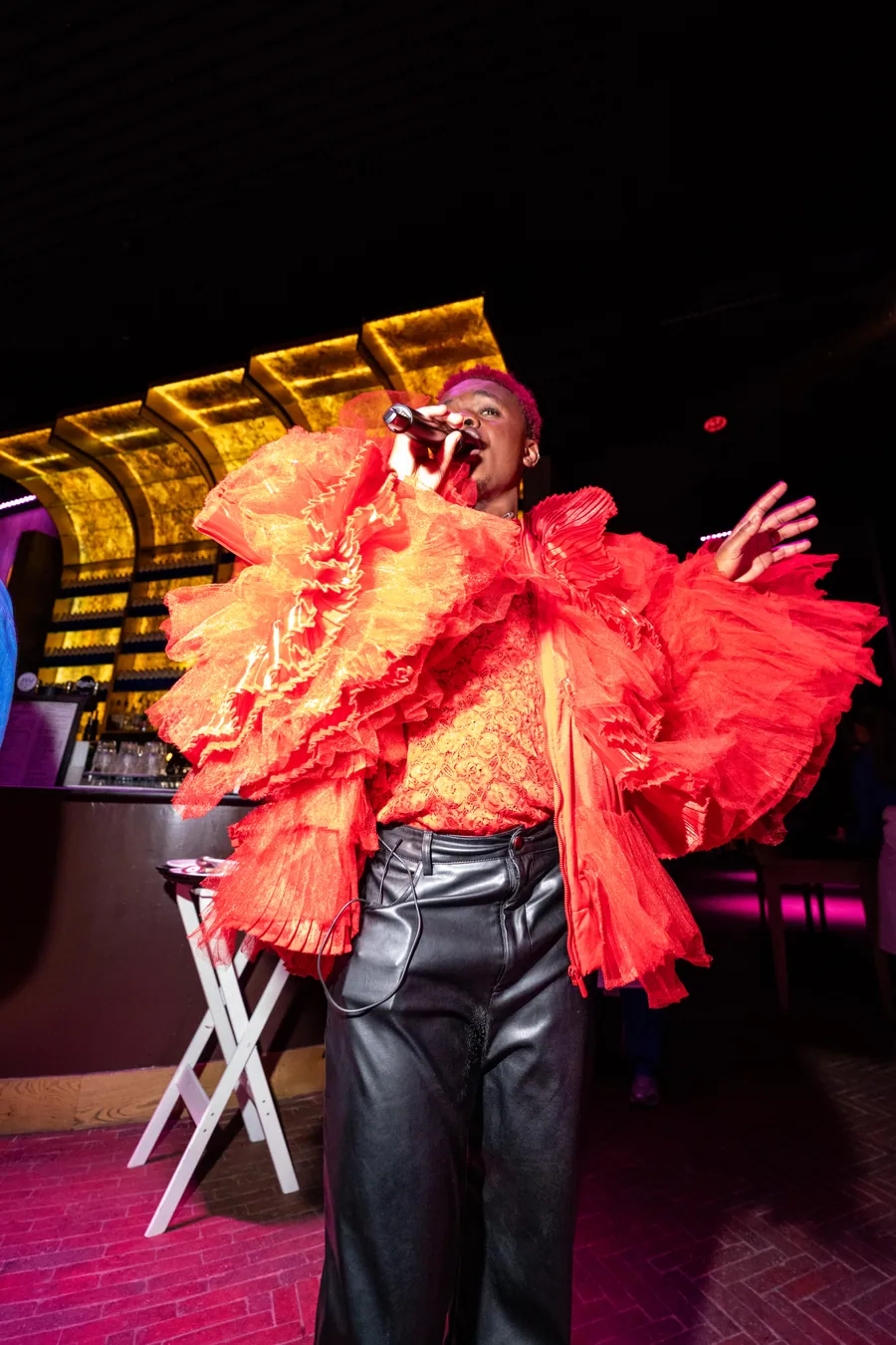 Une artiste en costume à plumes pendant le réveillon