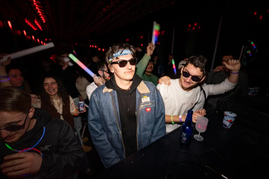 Deux participants au cœur de la fête du Nouvel An