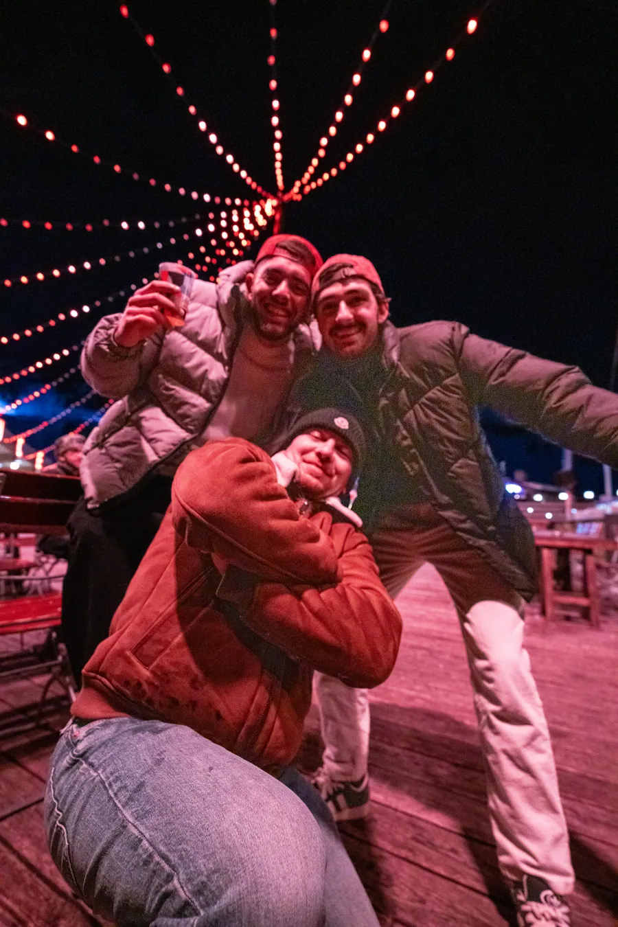 Un groupe sous les lumières du club pendant le réveillon